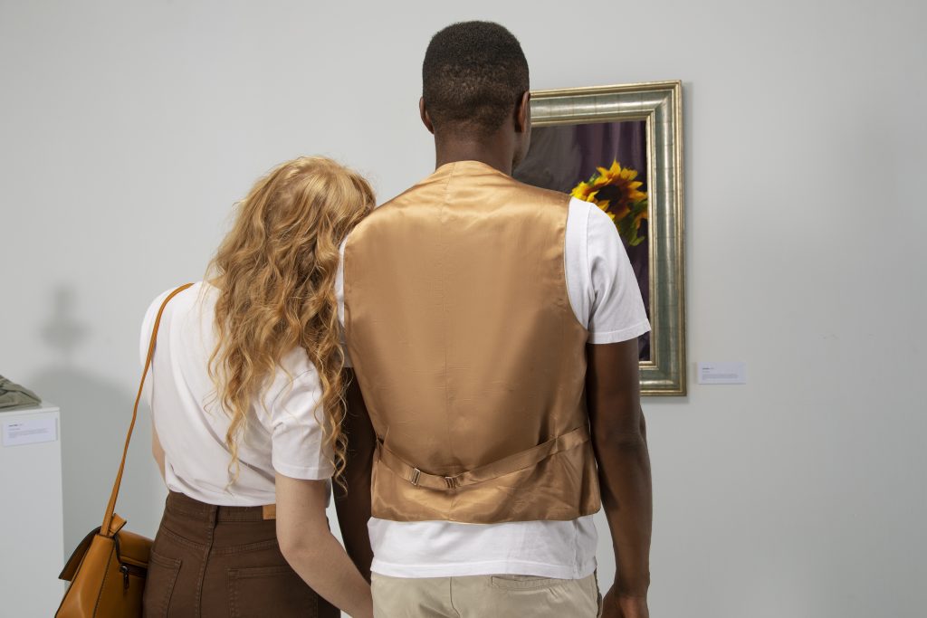 back view couple looking painting (1)